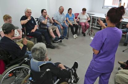 Un grupo de afectados por el da&ntilde;o cerebral adquirido durante una sesi&oacute;n de rehabilitaci&oacute;n. 