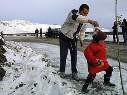 Un hombre y una niña jugaban ayer con la nieve en la sierra almeriense de Los Filabres.