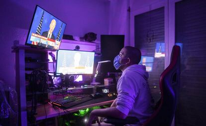 Un hombre observa el discurso de Joe Biden desde su ordenador durante la noche de las elecciones.