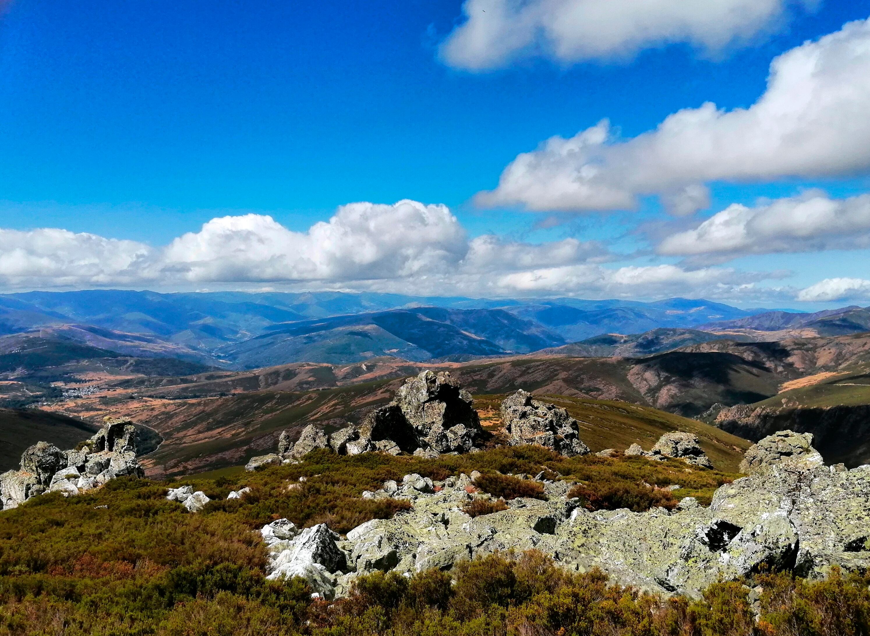 Vista desde lo alto del Teleno, con sus 2.188 metros, la cima más elevada de los montes de León. 