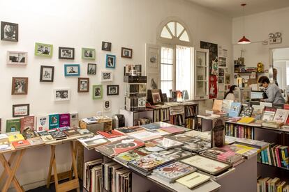 La casa de Ana Bustinduy y Carlos Lorenzo, dos madrileños que llegaron a Perú hace tres años, es la de todos. Primero es su vivienda, que van cambiando semanalmente para las actividades que ofrecen. Y después es la de los fotógrafos que exponen, como Daniel Lagares; de las drag queens que bailan, de poetas y escritores, y de miles de libros de grandes y pequeños sellos.