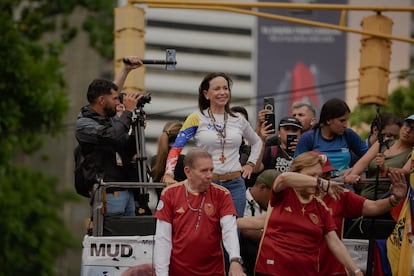 María Corina Machado avanza en la caravana acompañando al candidato Edmundo González Urrutia. 