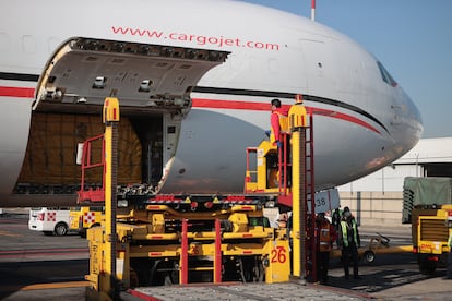 Trabajadores reciben un avión de carga en el Aeropuerto Internacional de la Ciudad de México (AICM)