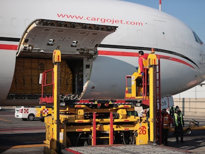Trabajadores reciben un avión de carga en el Aeropuerto Internacional de la Ciudad de México (AICM)