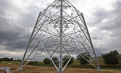 La primera torre elèctrica de la MAT a Santa Llogaia d'Àlguema (Alt Empordà) el 2013.