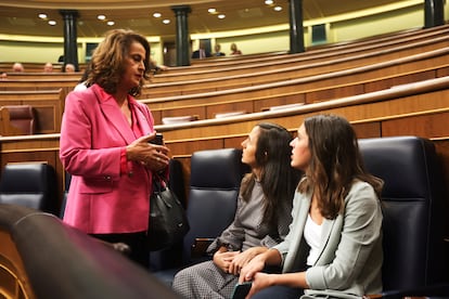 La diputada de Sumar Carla Antonelli (a la izquierda) conversa con las ministras en funciones Ione Belarra (en el centro) e Irene Montero. 