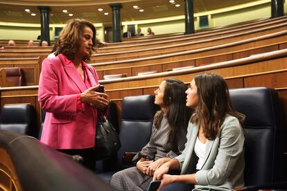 La diputada de Sumar Carla Antonelli (a la izquierda) conversa con las ministras en funciones Ione Belarra (en el centro) e Irene Montero. 