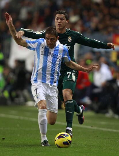 Cristiano Ronaldo detras de Joaquín Sánchez.