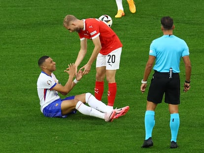 Mbappé y Laimer, durante el encuentro entre Francia y Austria.