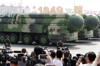 Vehículos militares que transportan misiles balísticos intercontinentales DF-41 pasan frente a la Plaza de Tiananmen durante el desfile militar que marca el 70 aniversario de la fundación de la República Popular China, en su Día Nacional en Pekín, el 1 de octubre de 2019.