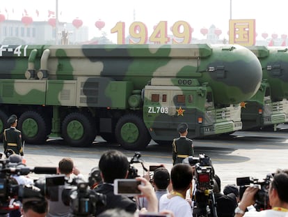 Vehículos militares que transportan misiles balísticos intercontinentales DF-41 pasan frente a la Plaza de Tiananmen durante el desfile militar que marca el 70 aniversario de la fundación de la República Popular China, en su Día Nacional en Pekín, el 1 de octubre de 2019.
