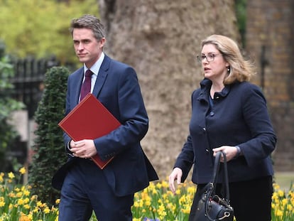 El ministro de Defensa cesado, Gavin Williamson, y su sustituta, Penny Mordaunt, caminan juntos hacia Downing Street.