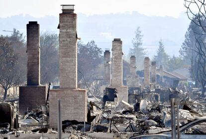 Las chimeneas son lo único que ha quedado en pie de las casas en Santa Rosa, California, tras el incendio que ha afectado a la ciudad.