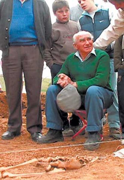 José junto a los restos de su hermano.