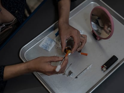 Un hombre prepara una dosis de fentanilo, en Tijuana.