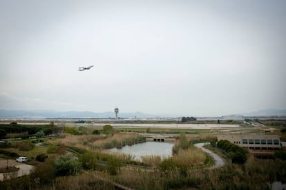 Un avión despega del aeropuerto de El Prat el pasado mes de mayo.