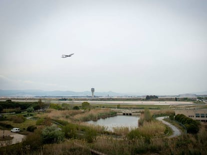 Un avión despega del aeropuerto de El Prat el pasado mes de mayo.