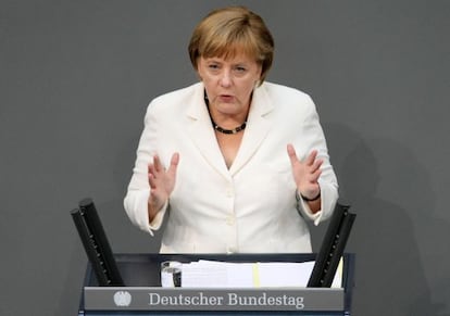 Angela Merkel se dirige al Bundestag antes de la votaci&oacute;n del Pacto Fiscal 