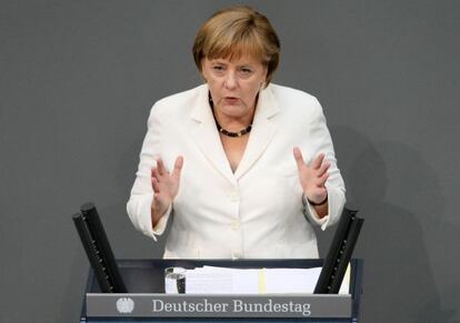 Angela Merkel se dirige al Bundestag antes de la votación del Pacto Fiscal