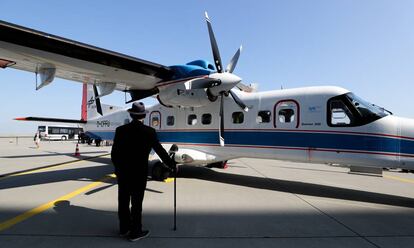 Un avión Dornier con motor híbrido en una feria en Alemania.