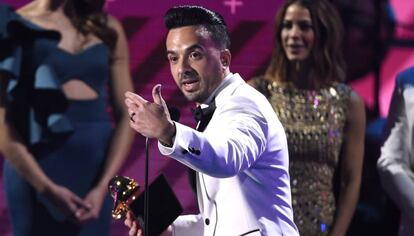 Luis Fonsi leva o prêmio de gravação do ano por Despacito.