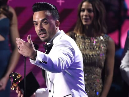 Luis Fonsi leva o prêmio de gravação do ano por Despacito.