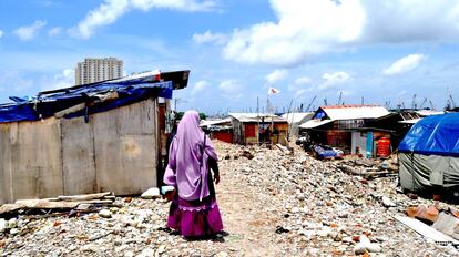 La indonesia Dharma Diani, sobre montones de escombros, en el barrio de Pasar Ikan, al norte de Yakarta.