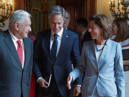 El presidente de México, López Obrador, con el secretario de Estado de EE UU, Anthony Blinken, y la secretaria de Comercio, Gina Raimondo, en Palacio Nacional, Ciudad de México, este lunes.