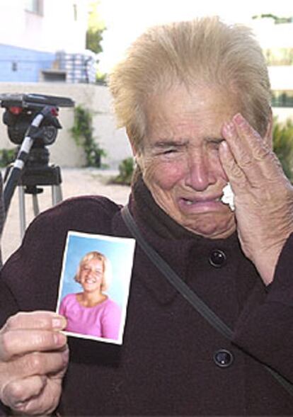 En la imagen, la abuela de Sanda Palo muestra una fotografía de la joven asesinada.