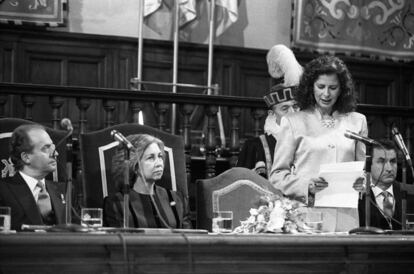 La entonces Ministra de Cultura Carmen Alborch junto a los Reyes D. Juan Carlos y Dña. Sofía, habla durante la entrega del Premio Cervantes al escritor Miguel Delibes, el 25 de abril de 1994.
 