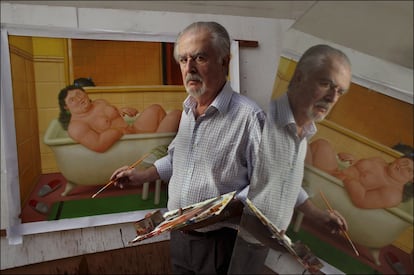 Fernando Botero, junto a una de sus pinturas en su estudio en París en noviembre de 2003.