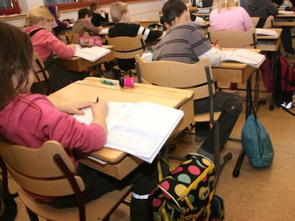 Alumnes de segon any a classe de cal·ligrafia simplificada de l'escola d'Itäkeskus a Hèlsinki.