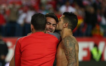Iborra, que llora al final del partido, es besado por Vitolo