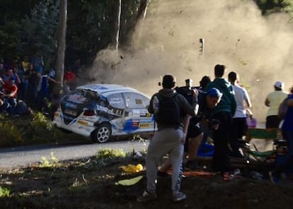 El momento en el que, tras perder el control, el coche arrolla al público.