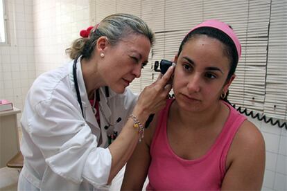 La doctora Pilar Torrealta examina a una paciente en un centro de salud de Torremolinos.