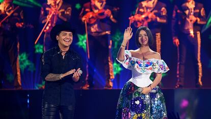 Christian Nodal y Ángela Aguilar en un concierto en Florida en 2019.