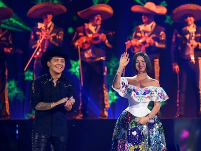 Christian Nodal y Ángela Aguilar durante un concierto en Florida (EE UU), en 2019.
