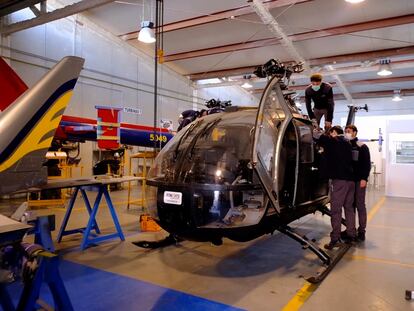 Alumnos del Instituto Tecnológico Superior ADA ITS en sus prácticas con una de las aeronaves incautadas a narcotraficantes por fuerzas de seguridad del estado y cedidas al centro, en Sevilla.