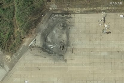 Imagen satelital de la empresa Maxar Technologies captada el pasado 4 de junio en la que aparecen los restos de un aparato Tu95MS destruido en la base aérea de Olenya en un ataque ucranio.