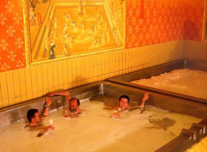 Piscina de cerveza en la fábrica de Starkenberg, en Tarrenz (Austria)