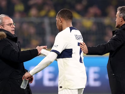 Luis Campos (a la izquierda) saluda a Kylian Mbappe después del partido de Champions contra el Borussia Dortmund.