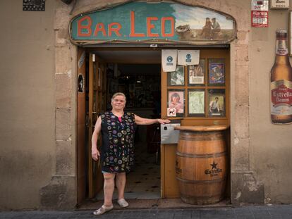 Leocadia Montes en la puerta del Bar Leo, en la Barceloneta.