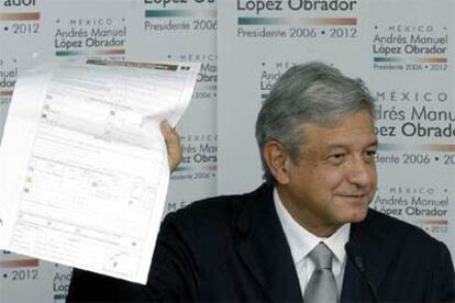 López Obrador durante la rueda de prensa en la que ha presentado nuevas pruebas de una supuesta campaña en su contra