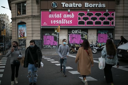 El teatro Borràs de Barcelona cerrado, símbolo del cierre del sector cultural por la pandemia.