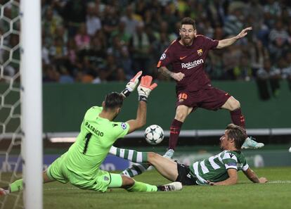 El jugador del Barcelona, Leo Messi, chuta a puerta durante una ocasión para su equipo.