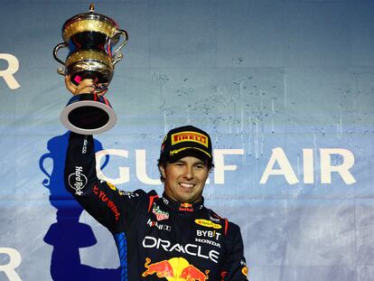 Checo Pérez celebra su segundo lugar en el Gran Premio de Baréin, este sábado.