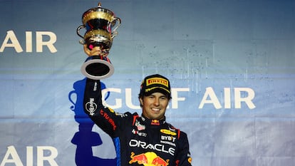 Checo Pérez celebra su segundo lugar en el Gran Premio de Baréin, este sábado.