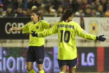 Edmilson y Ronaldinho se lamentan durante el partido.