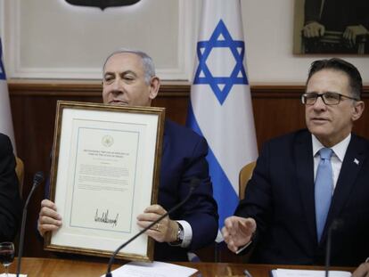 El primer ministro israeIí, Benjamín Netanyahu, muestra el documento firmado por Trump sobre el Golan, el domingo en Jerusalén.