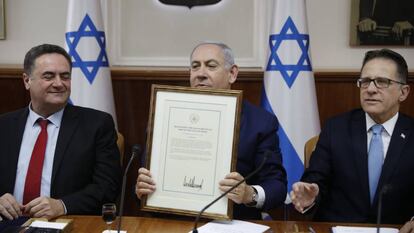 El primer ministro israeIí, Benjamín Netanyahu, muestra el documento firmado por Trump sobre el Golan, el domingo en Jerusalén.